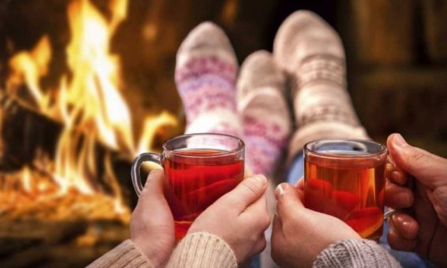 Χριστούγεννα και ζευγάρι: Ενισχύστε τον ερωτισμό σας με αφορμή τις γιορτές