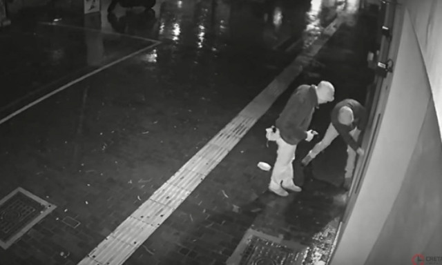 Βίντεο - ντοκουμέντο: Κουκουλοφόροι επιχείρησαν να ανατινάξουν καφετέρια στο Ηράκλειο