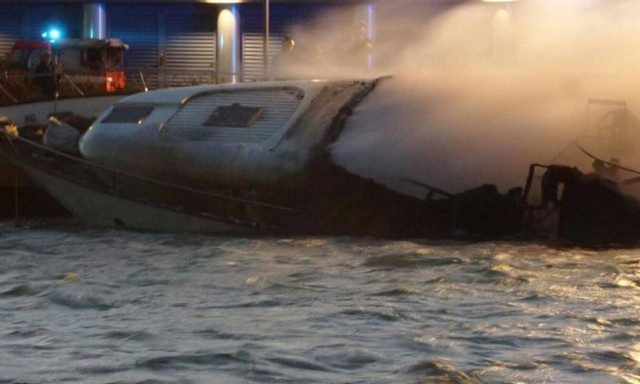 Φρίκη: Τρεις τουρίστες κάηκαν ζωντανοί πάνω σε ιστιοπλοϊκό που τυλίχθηκε στις φλόγες (vid)