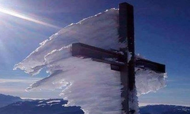 Καιρός: Η φωτογραφία του σταυρού στον Ψηλορείτη που προκαλεί ανατριχίλα