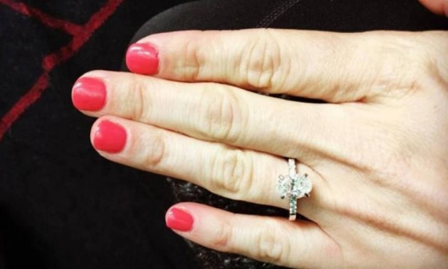 Διάσημη ηθοποιός αρραβωνιάστηκε! Το εντυπωσιακό μονόπετρο και το βίντεο με την πρόταση