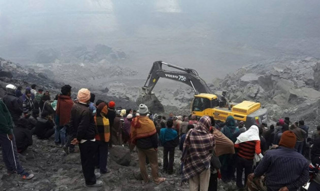 Σοκ στην Ινδία: 9 νεκροί - Τους καταπλάκωσαν τόνοι λάσπης (photos)