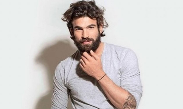 Ο Δημήτρης Αλεξάνδρου βγάζει selfie φορώντας μόνο την… πετσέτα του!