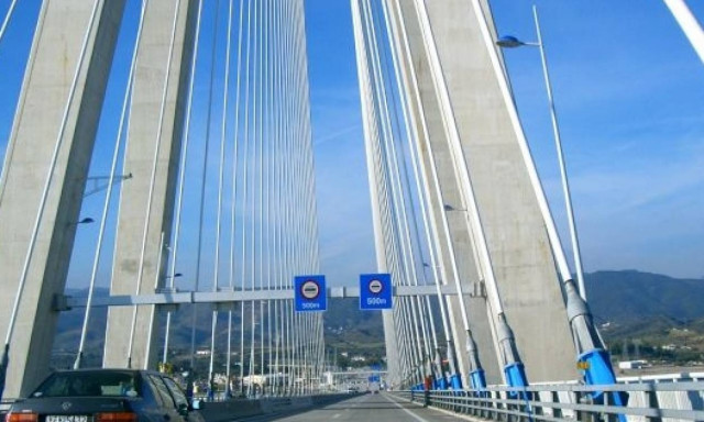 Συναγερμός στη γέφυρα Ρίου - Αντιρρίου: Γυναίκα «βούτηξε» στο κενό