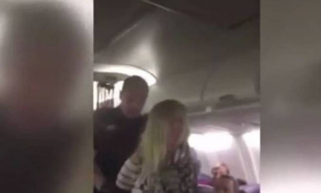 Χαμός στον αέρα: Ζευγάρι πιάστηκε στα χέρια με το πλήρωμα! Δείτε τι αναγκάστηκε να κάνει ο πιλότος