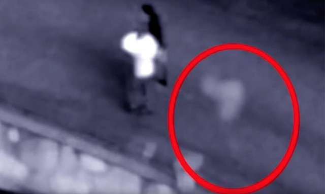 Viral: Δεν θα περπατήσετε ξανά μόνοι σας! Κάμερα «πιάνει» φάντασμα να ακολουθεί ζευγάρι (vid)