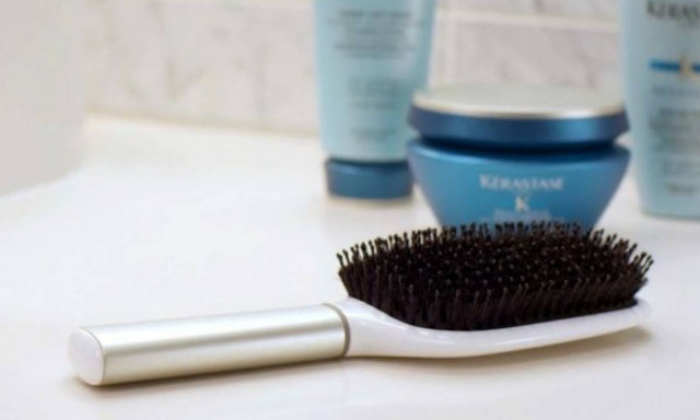 Δείτε την πρώτη «έξυπνη» χτένα που δονείται και ακούει τις τρίχες όταν σπάνε (videos)