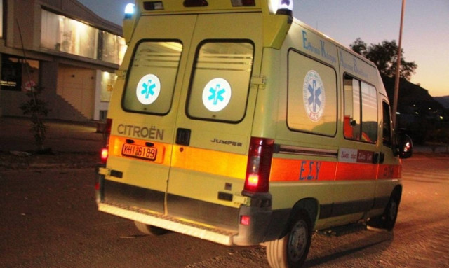 Παραλίγο τραγωδία: Αυτοκίνητο με πέντε επιβάτες «καρφώθηκε» σε κολώνα