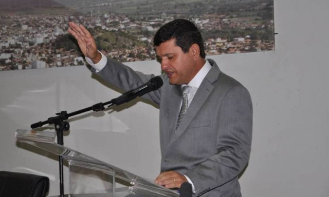 Σάλος με το δήμαρχο που πρόσφερε την πόλη του στο... Θεό!