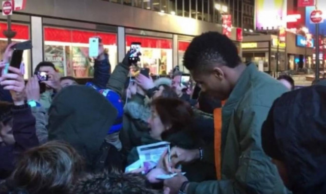 Συγκλονιστικός Αντετοκούνμπο, αρνήθηκε να υπογράψει πάνω στην ελληνική σημαία (vid)