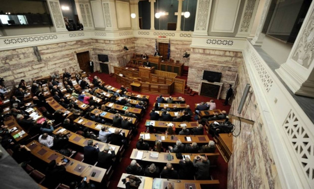 Τρεις φορές περισσότερα χρήματα από το μέσο πολίτη παίρνουν οι Έλληνες βουλευτές