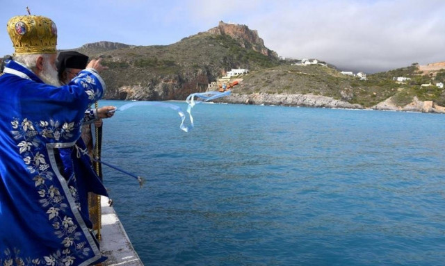 Θεοφάνεια: Γιατί πετάμε το σταυρό στη θάλασσα