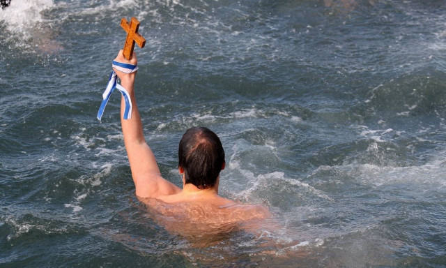 Θεοφάνεια: Με λαμπρότητα εορτάστηκε ο Αγιασμός των Υδάτων σε όλη την Ελλάδα (pics+vids)