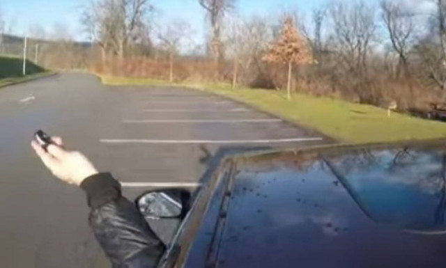 Έχετε αναρωτηθεί ποτέ τι θα συμβεί αν πετάξετε τα κλειδιά του αυτοκινήτου ενώ οδηγείτε; (video)