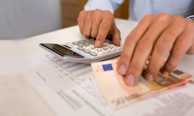 Αυξήσεις στο δημόσιο, μειώσεις στον ιδιωτικό τομέα