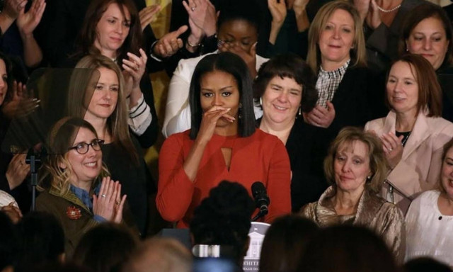 «Λύγισε» η Μισέλ Ομπάμα: Με «σπασμένη» φωνή αποχαιρέτησε το Λευκό Οίκο (video+pics)