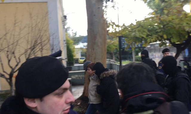 Πόλα Ρούπα: Φώναξε «ζήτω η επανάσταση» έξω από το γραφείο του εισαγγελέα (pics&vid)