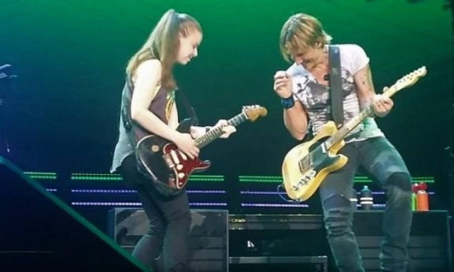 Μία 19χρονη ομογενής κλέβει την παράσταση σε συναυλία του Keith Urban (video)