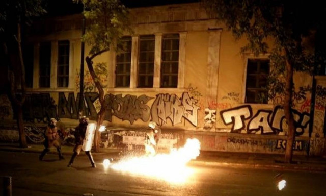 Ένταση στο Πολυτεχνείο - Πέταξαν μολότοφ σε άνδρες των ΜΑΤ