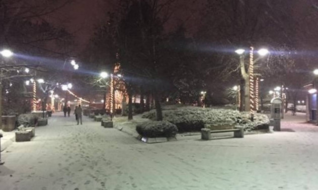 Καιρός ΤΩΡΑ: Στα λευκά και η Λάρισα - Το έστρωσε στο κέντρο της πόλης (photo)