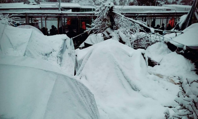 Καιρός ΤΩΡΑ - Μυτιλήνη: Στο έλεος του χιονιά οι πρόσφυγες - Θάφτηκαν οι σκηνές στη Μόρια (photo)