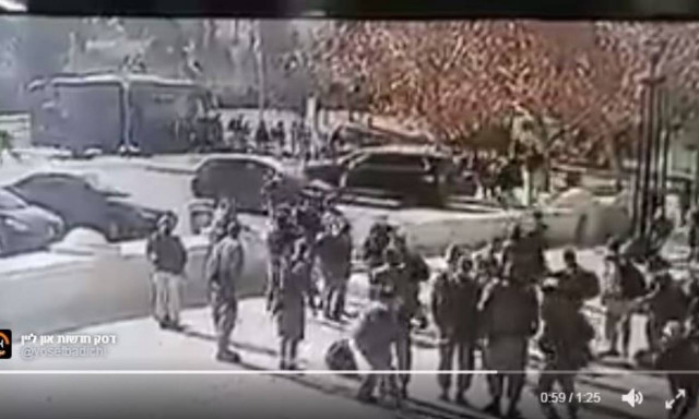 Ιερουσαλήμ: Δείτε καρέ-καρέ την επίθεση με φορτηγό κατά στρατιωτών (ΠΡΟΣΟΧΗ!ΣΚΛΗΡΕΣ ΕΙΚΟΝΕΣ)