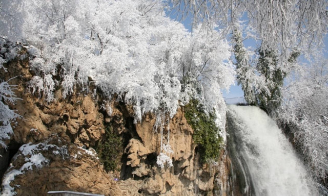 Κακοκαιρία: Πάγωσε ο καταρράκτης στην Έδεσσα! (pics + vid)