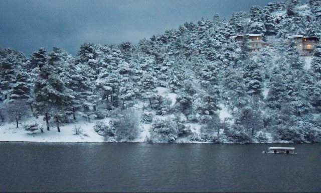 Καιρός ΤΩΡΑ: Στο «μάτι» του χιονιά η Εύβοια - Ηλιος με δόντια στη Φθιώτιδα