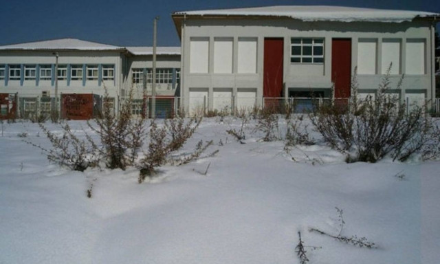 Καιρός: Ποια σχολεία θα παραμείνουν κλειστά την Τρίτη και ποιους δρόμους να αποφύγετε στην Αθήνα