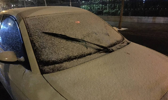 Καιρός ΤΩΡΑ: Βίντεο με τη χιονόπτωση στο κέντρο της Αθήνας