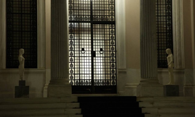 Μαξίμου κατά πάντων για τις προσλήψεις: «Το ψέμα έχει κοντά ποδάρια»