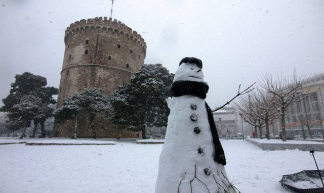 Καιρός ΤΩΡΑ: Κλειστά όλα τα σχολεία στον δήμο Θεσσαλονίκης την Τετάρτη (11/1)