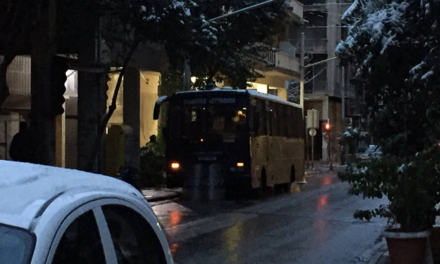 Πυροβολισμοί έξω από τα γραφεία του ΠΑΣΟΚ - Τραυματίστηκε αστυνομικός (pics + vid)