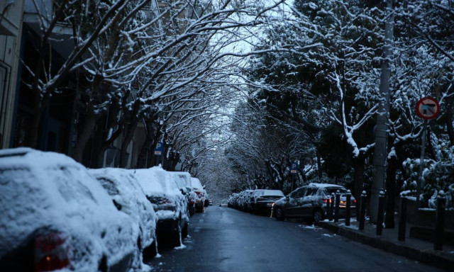Καιρός Αθήνα: «Δίπλωσε» νταλίκα -  Χάος στους δρόμους της Αττικής
