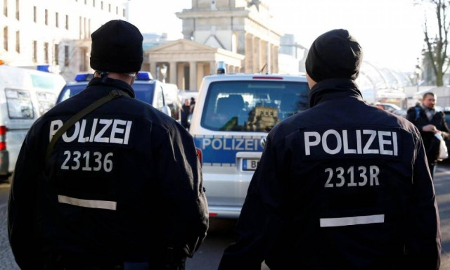 Έσωσε την κόρη του από βιασμό και «έσπασε» στο ξύλο τον Σύριο δράστη