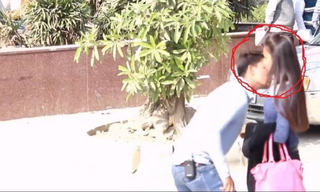 Βίντεο: Άρχισε να φιλά άγνωστες γυναίκες στο δρόμο και δείτε τι έπαθε!