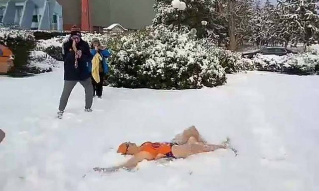 Καιρός: Απίστευτες εικόνες στη Λάρισα - Κολύμπησαν στο χιόνι (vid)