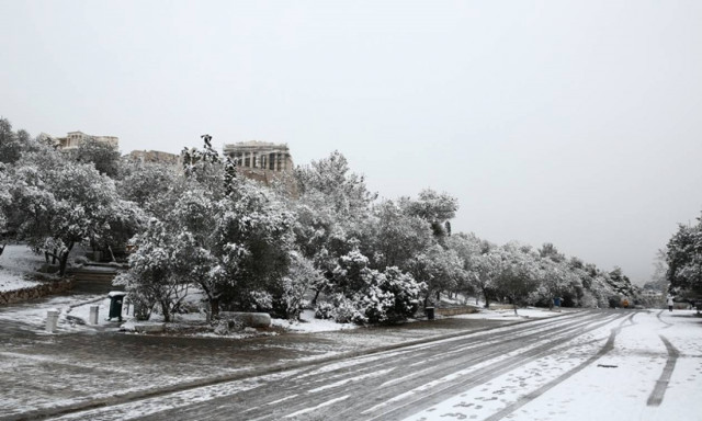 Καιρός ΤΩΡΑ: Έρχεται νέος χιονιάς - Πότε θα «χτυπήσει» σε Αθήνα και Θεσσαλονίκη