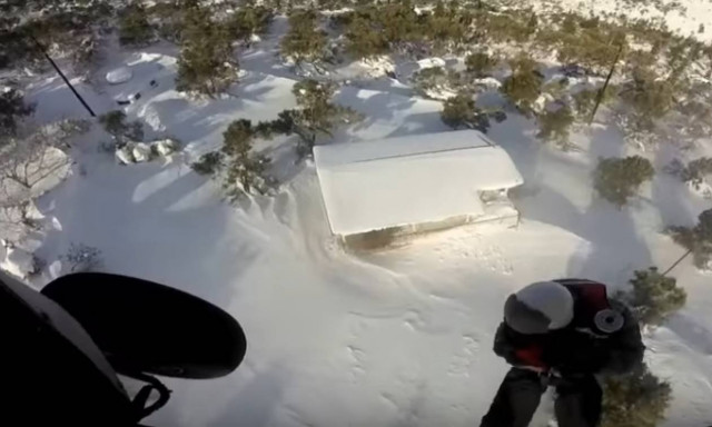 Καιρός - Συγκλονιστικό βίντεο: Καρέ - καρέ η διάσωση εγκλωβισμένων στην Κύμη από ελικόπτερο του Π.Ν.