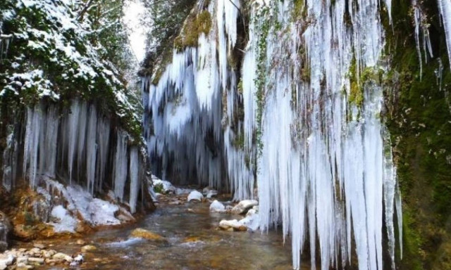 Μοναδική ομορφιά: Πάγωσε ακόμα και το «Μικρό Πανταβρέχει» στην Ευρυτανία (photo&video)