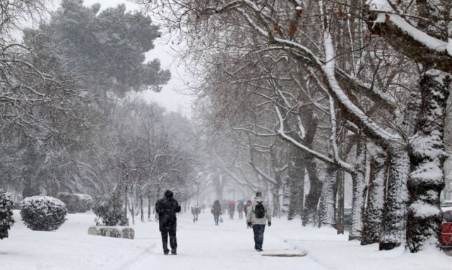 Καιρός ΤΩΡΑ: Καταφθάνει νέος χιονιάς – Θαμμένη στο χιόνι η χώρα – Πού χιονίζει