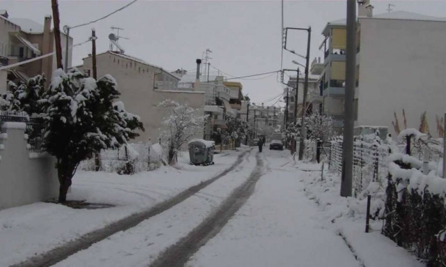 Καιρός: Χιονίζει ασταμάτητα στη Λάρισα - Εγκλωβισμοί, κλειστά μαγαζιά και απροσπέλαστοι δρόμοι