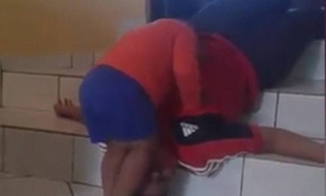 Φάρσα που σοκάρει: Τρομαγμένο παιδάκι προσπαθεί να ξυπνήσει τη «νεκρή» θεία του (vid)