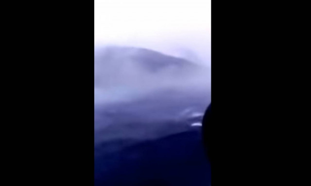 Εικόνες που κόβουν την ανάσα: Πλοίο πέφτει σε χιονοθύελλα μεταξύ Αλοννήσου και Σκοπέλου