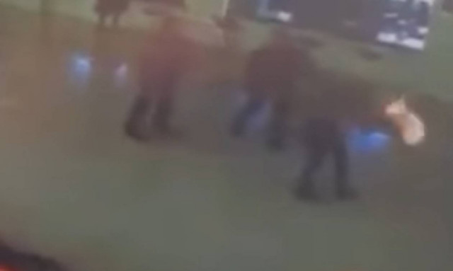 Μόλις υπέγραψε το διαζύγιο, έλουσε με βενζίνη την πρώην γυναίκα του και της έβαλε φωτιά (video)