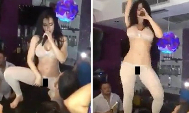 Τραγουδίστρια νόμιζε ότι ανέβηκε στη σκηνή ντυμένη. Από κάτω όμως φαινόντουσαν όλα! (video)