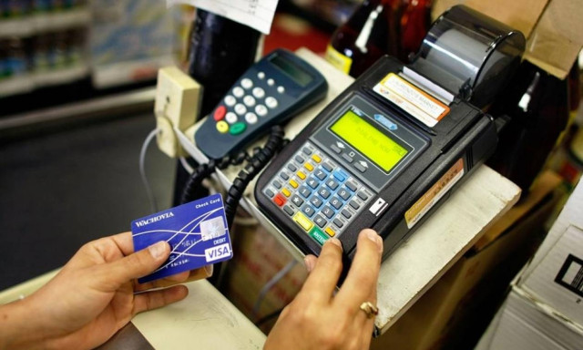 ΥΠΟΙΚ: Αυτές οι συναλλαγές με πλαστικό χρήμα «χτίζουν» το αφορολόγητο