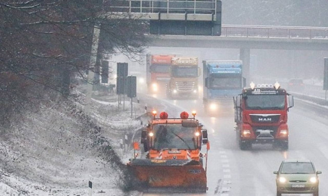 Απίστευτη φωτογραφία: Αλεπού έπεσε μέσα στο ποτάμι και τη βρήκαν... παγοκολόνα!