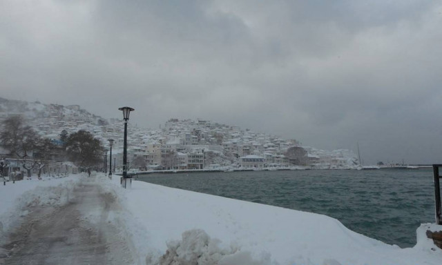 Συγκλονιστικό βίντεο: Ο «Πρωτεύς» παλεύει με τα κύματα για να δέσει στη Σκόπελο!