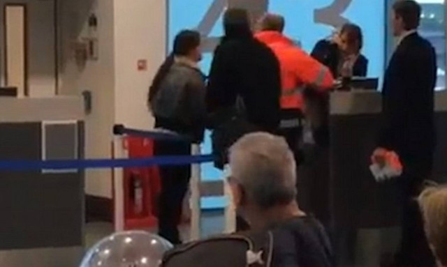 Άργησε στην πτήση για Αθήνα και χαστούκισε την υπάλληλο επειδή δεν την άφησε να μπει! (video)